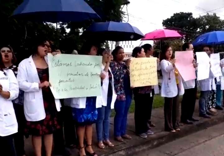 Personal de hospital de Obaldía protesta por recorte presupuestario