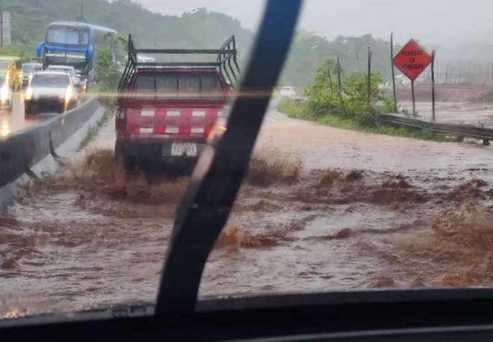 Inundaciones afectan el libre tránsito 