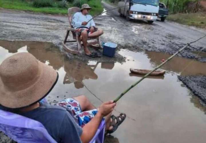 "Pescan" en huecos de la carretera Panamericana [Video]