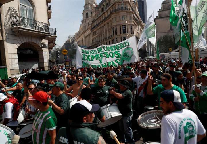 Cientos de personas fueron registradas este lunes, durante una marcha en contra de las políticas económicas del presidente Mauricio Macri, convocada por los sindicatos argentinos, en los alrededores de la Plaza de Mayo de Buenos Aires (Argentina). EFE