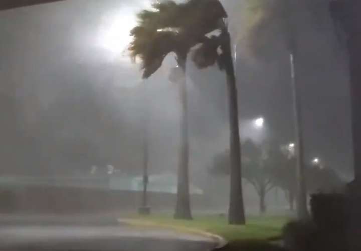 Laura toca tierra en Luisiana con la furia de un potente huracán categoría 4