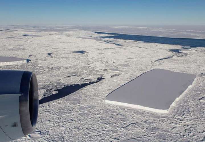 Fotografía facilitada por la Agencia Espacial de Estados Unidos (NASA) de una de las fotografías que ha publicado y que fueron tomadas en una misión en la Antártida, de un iceberg con una inusual y llamativa forma rectangular. EFE