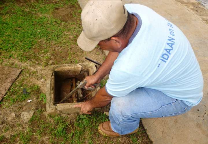 Cortarán el agua a morosos en Los Santos