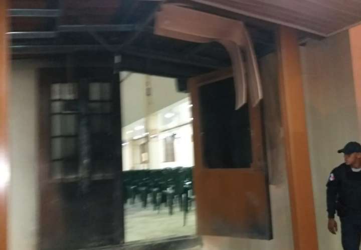 Lanzan bomba casera contra iglesia en Colón
