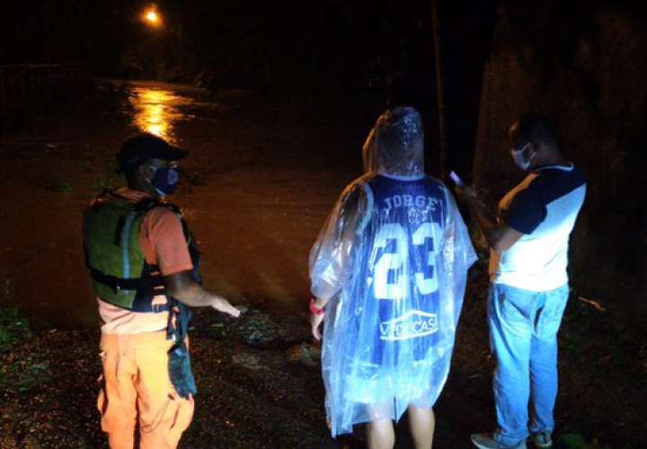 Deslizamientos y otras afectaciones deja fuerte lluvia en San Carlos