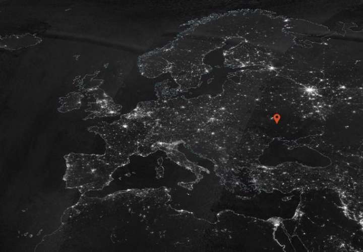 Imagen tomada por la herramienta de la NASA, Worldview, que muestra a Ucrania casi a oscuras. EFE