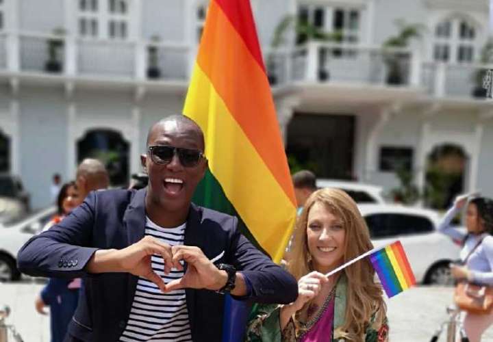 ‘Gays’ plantan bandera en plaza Catedral