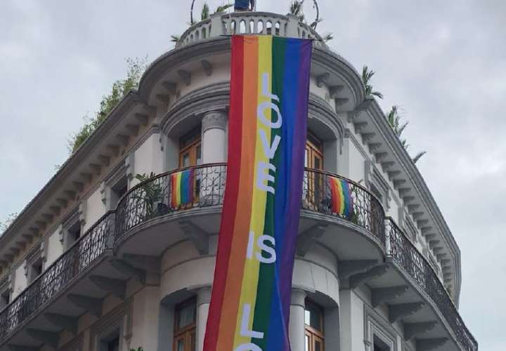 Estandarte de la comunidad LGBTI, en el Casco Antiguo