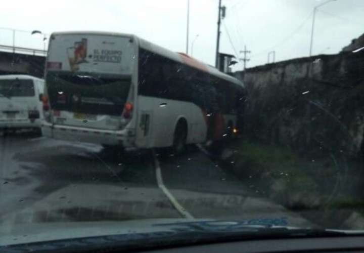 Metrobús se accidenta en Transístmica