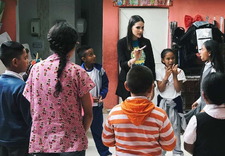 Brinda charlas motivadoras en Bogotá