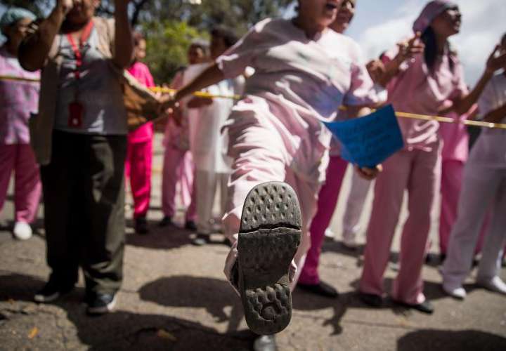 Enfermeras venezolanas en conflicto laboral evalúan ir a las instituciones 