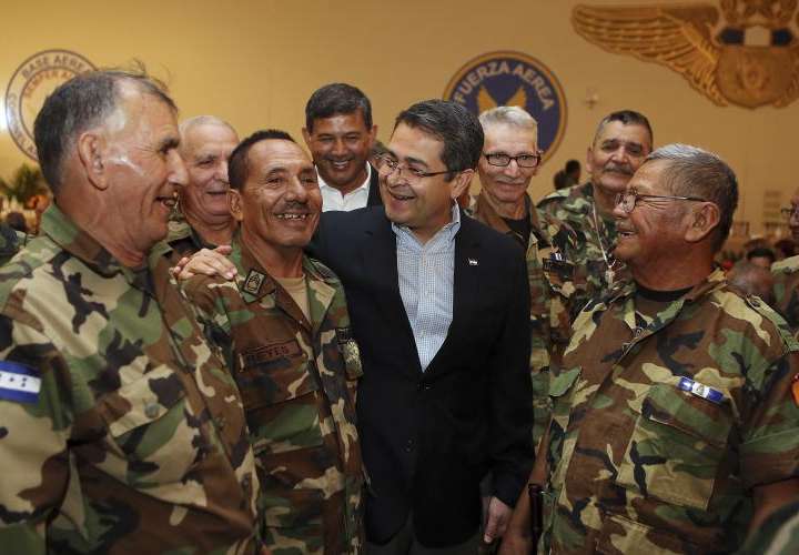 Presidente de Honduras recuerda con veteranos Guerra de 100 Horas