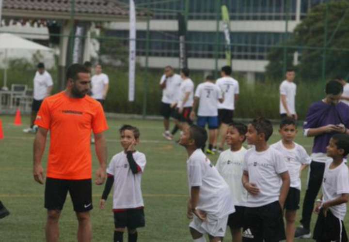Dani Carvajal compartió con niños en Panamá 