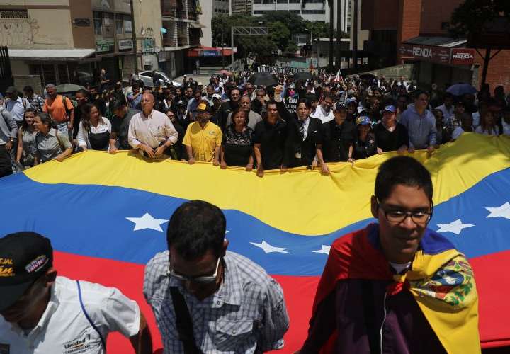 Capriles pide una comisión internacional 