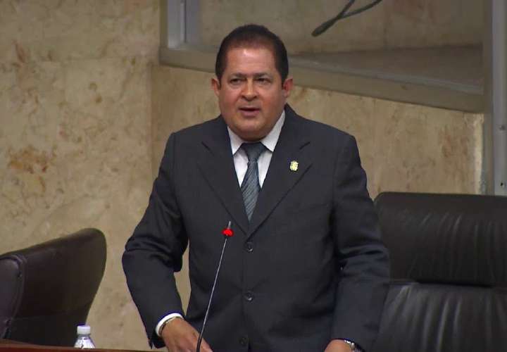 Diputado pide a Varela aprobar aumento a jubilados