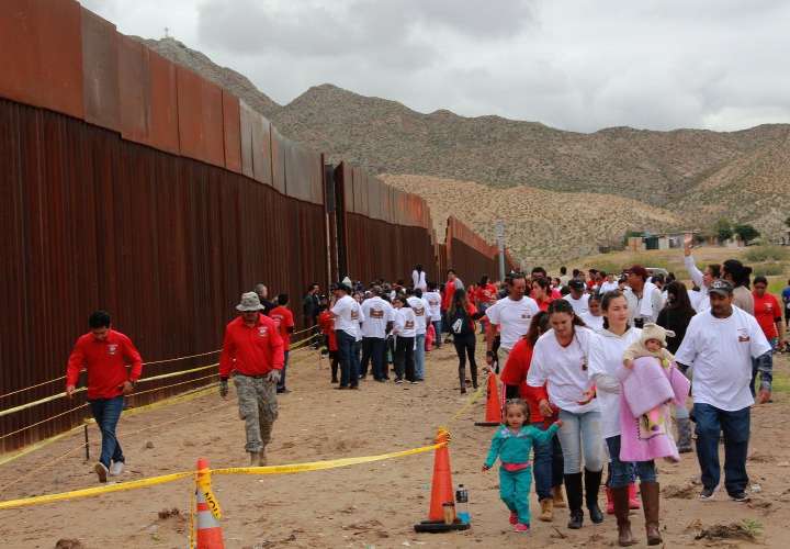 Récord de familias cruzan la frontera sur