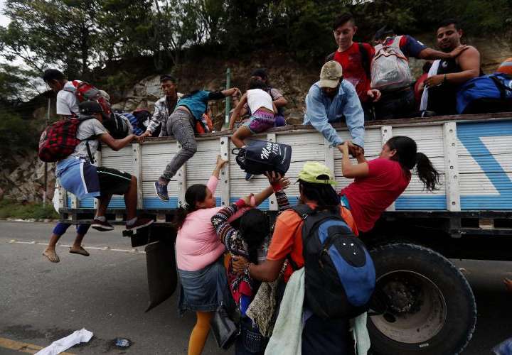 Unos 300 hondureños van hacia EE. UU.
