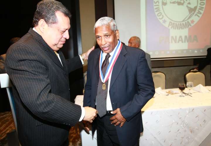 Hilario Zapata (der.) recibe la medalla Dr. Elías Córdova por parte del presidente de la Comibox de Panamá, Jaime Salas. Fotos: Anayansi Gamez