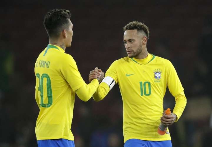 Neymar da triunfo a Brasil con un penal dudoso