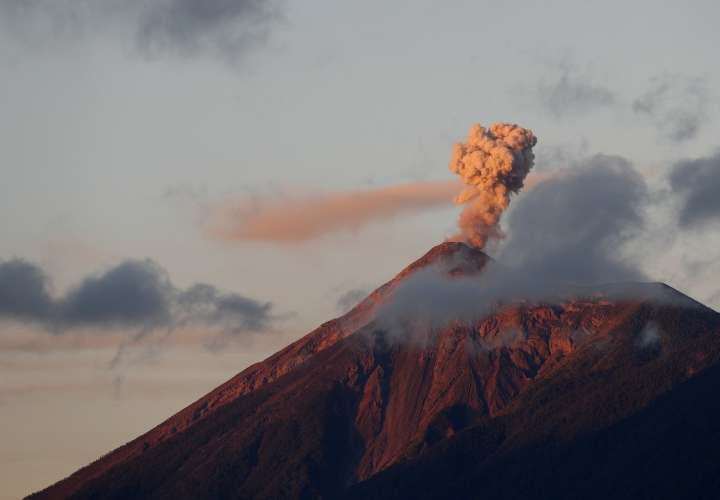 Volcán de Fuego inicia su quinta erupción