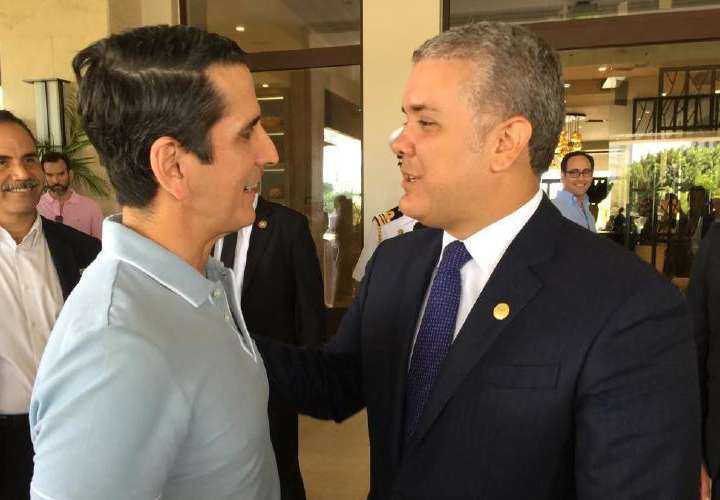 Roux se reúne con presidente colombiano 
