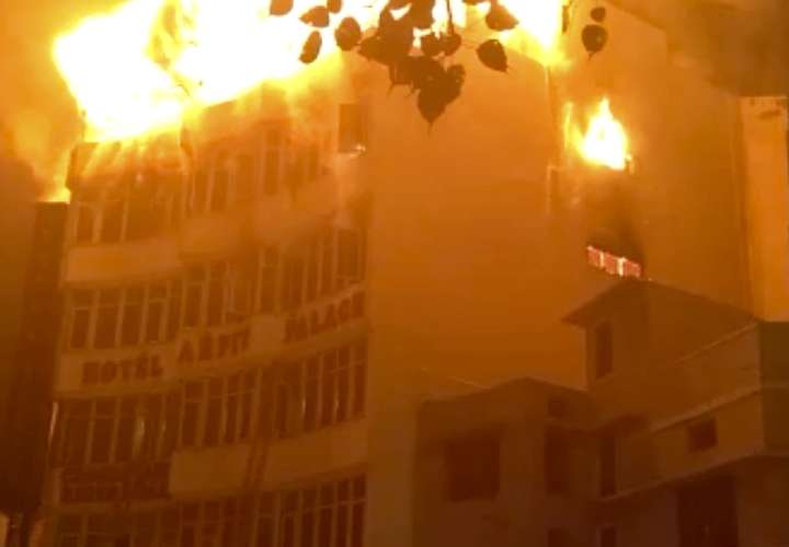 Fuego en un hotel deja 17 muertos