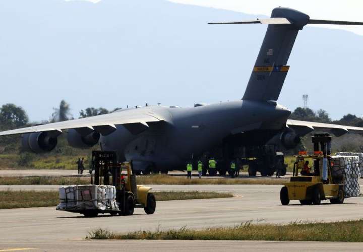 Aviones militares dejan ayuda para Venezuela