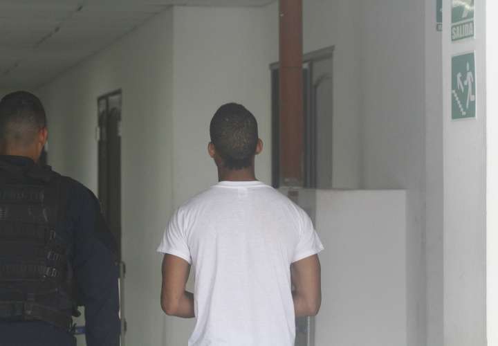 Momentos en que el imputado llegaba a las instalaciones del Sistema Penal Acusatorio en San Miguelito. Foto: Edwards Santos Cruz