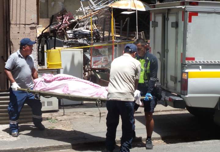 El policía ayudó a cargar el pesado cuerpo para poder ingresarlo al carro lechuza. Foto: Landro Ortiz