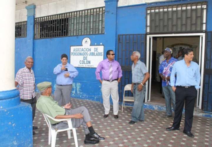 Jubilados piden aumento a Varela
