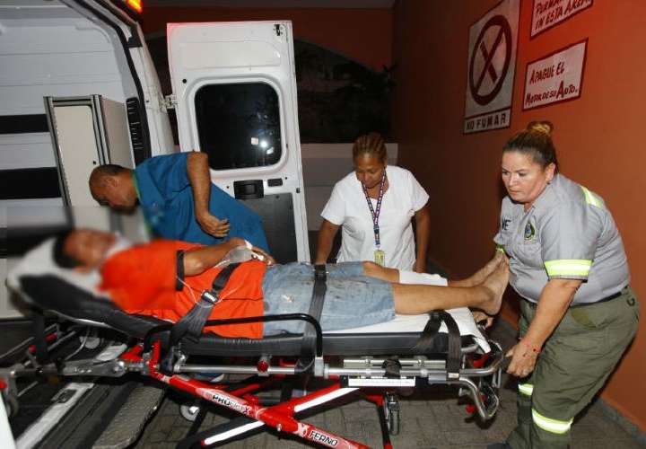 Momentos en que Rómulo Pérez fue llevado al Hospital Santo Tomás para recibir atención médica por las heridas. Foto: Alexander Santamaria 