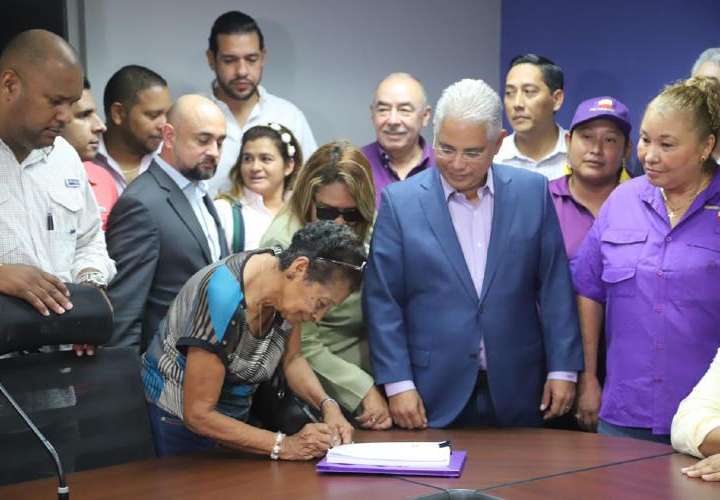Blandón presenta firmas para renovar cúpula Panameñista