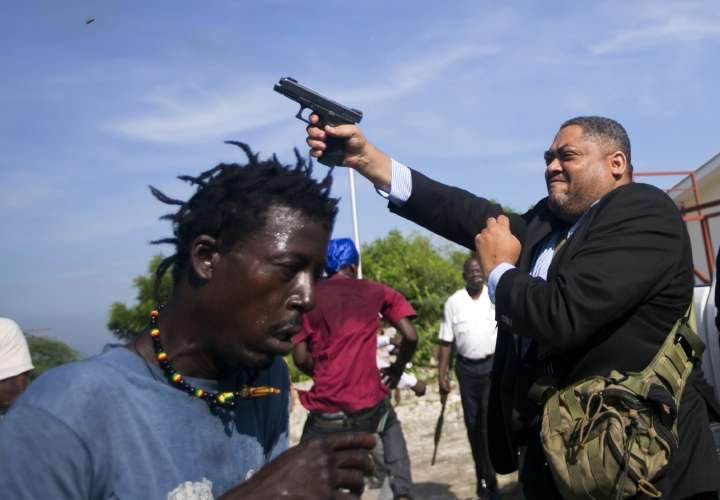 Senador haitiano hiere a un fotógrafo en la barbilla