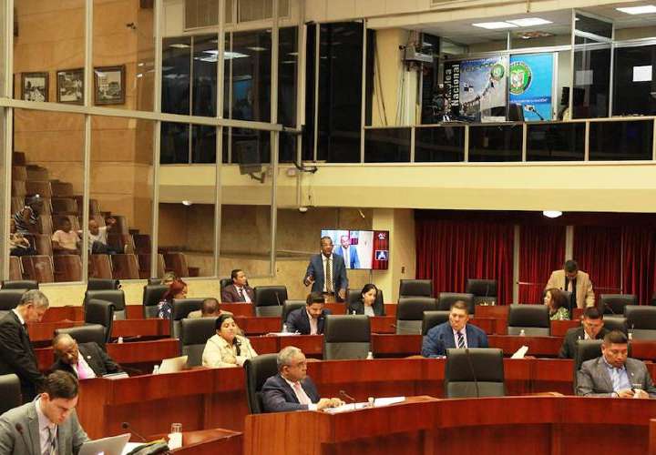 Asamblea entra en receso para debate de reformas