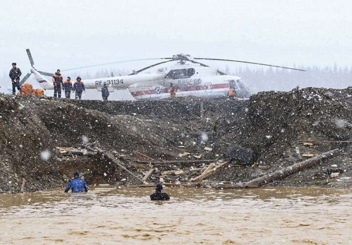 Mueren 15 personas al colapsar presa en Rusia