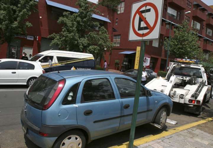 Reiteran multas por aparcarse mal