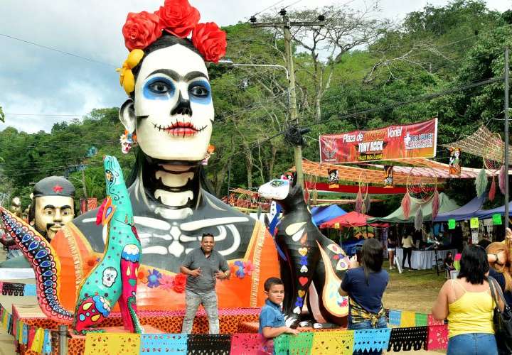 Esculturas gigantes son quemadas en Honduras