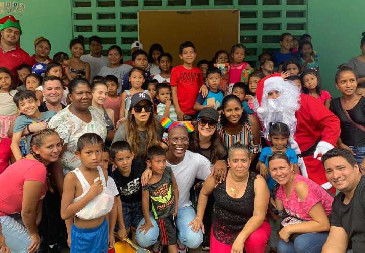 Llevó alegría y regaló bicicletas a niños de Kuna Nega