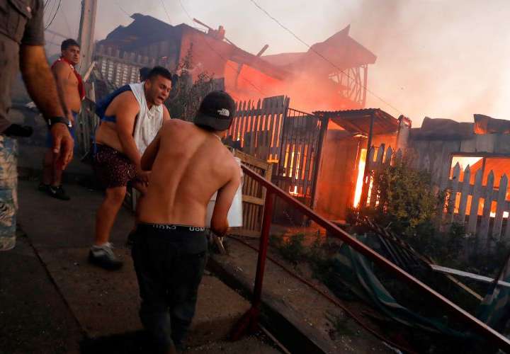 Fuego acaba con 150 casas en Valparaíso