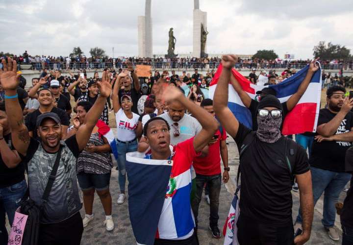 Los Dominicanos siguen protesta 