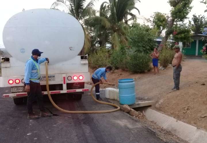 Suministran agua en carros cisterna 