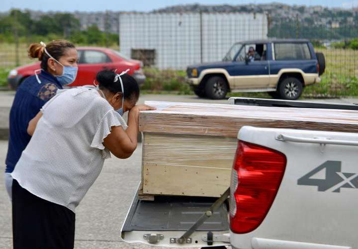 Unos 4 mil ataúdes de cartón para Guayaquil