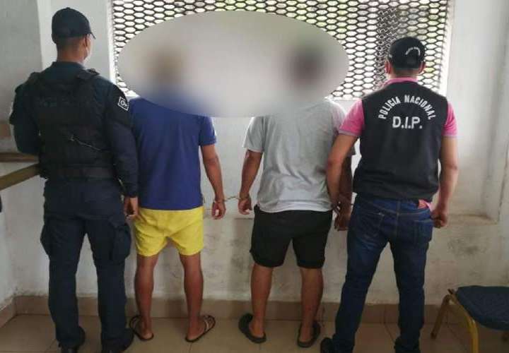 Cuatro detenidos por agredir a policías
