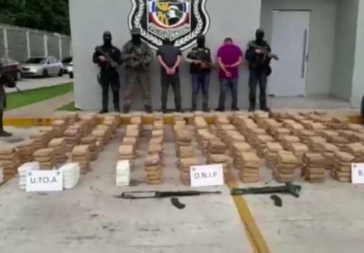 Los guardan por 570 paquetes de drogas y 2 armas de guerra