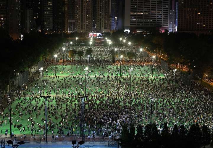 Miles de hongkoneses desafían a Pekín al recordar la masacre de Tiananmen