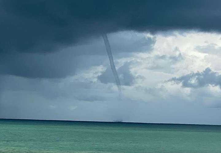 Tromba marina frente a costas de Coclé y Oeste