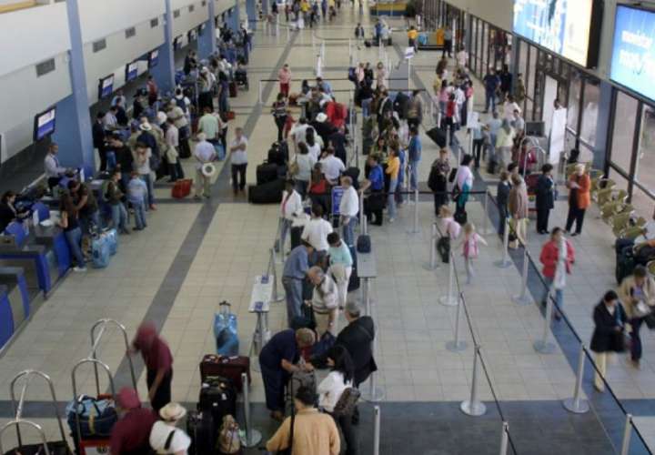 Aumento de contagios pone en duda una pronta reapertura de aeropuertos