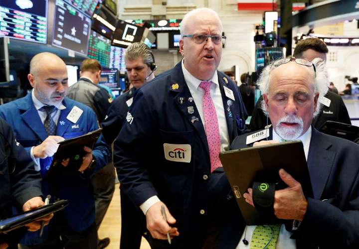 Wall Street cierra con pérdidas y el Dow baja 2.72% por alza del COVID en EE.UU.
