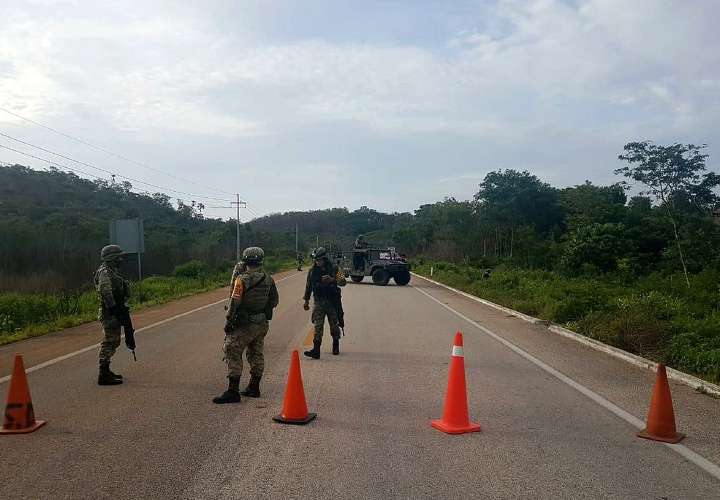 Presunto avión del narcotráfico se incendia en la carretera de Quintana Roo