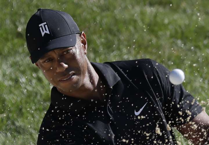 Golfista Tiger Woods le sale huyendo al coronavirus